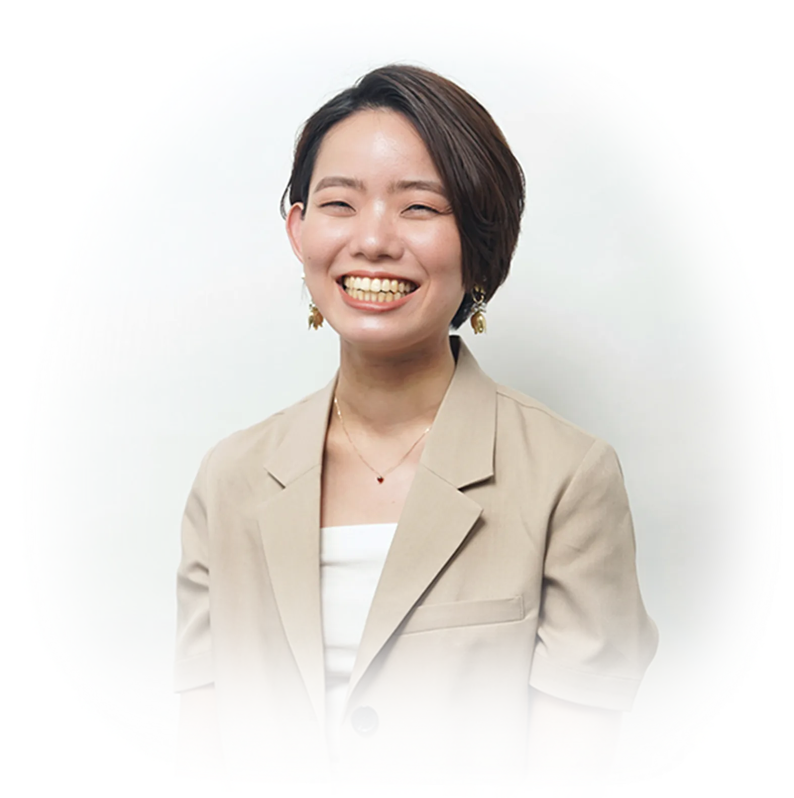笑顔の女性デザイナー、増田千尋。ベージュのジャケットを着用し、親しみやすい雰囲気。
